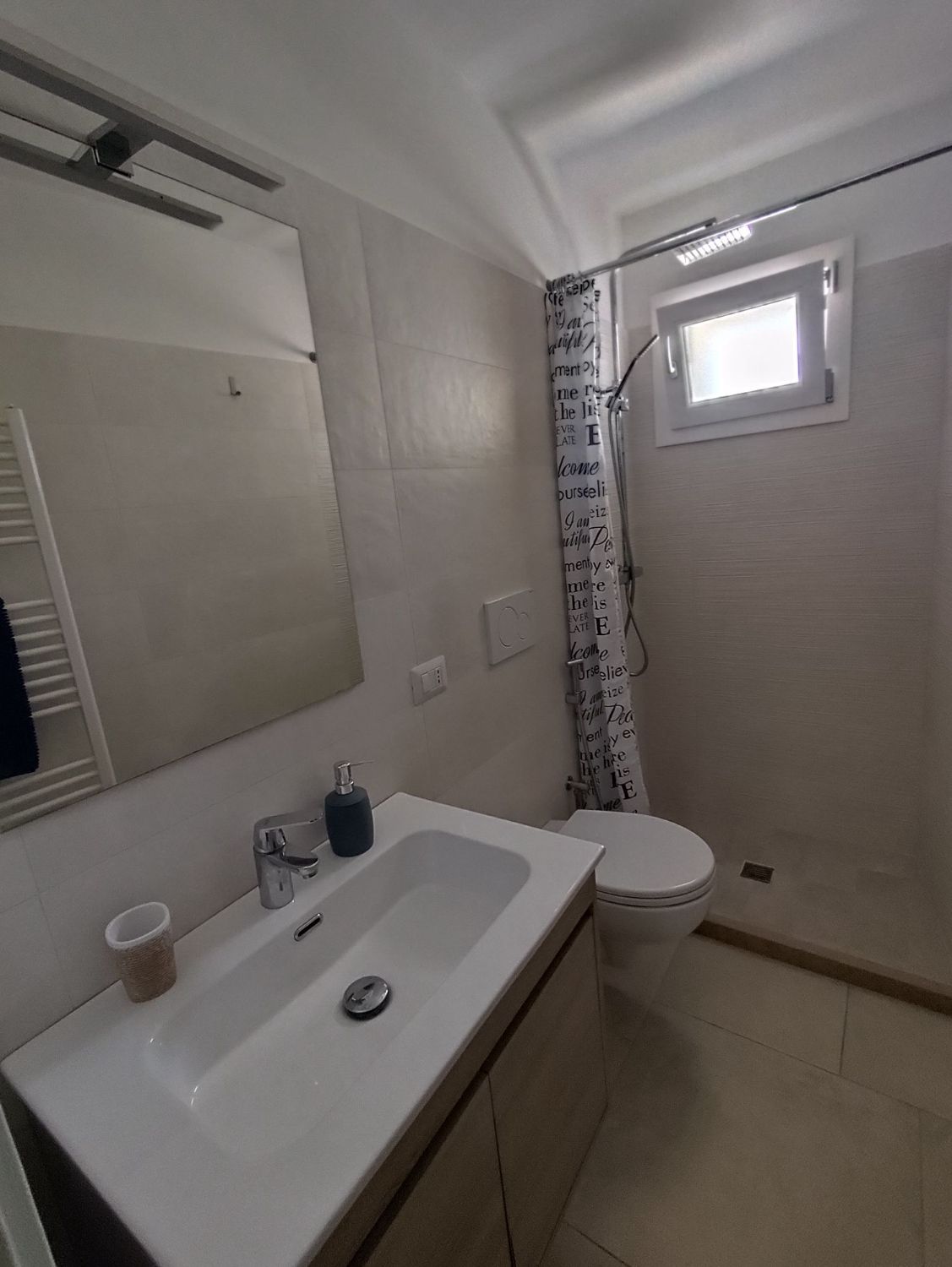 Bagno moderno con doccia