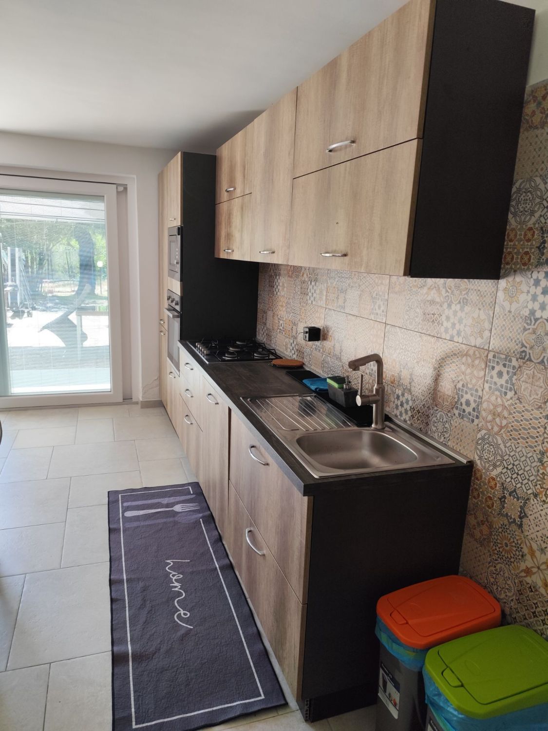 La cucina attrezzata con piastrelle decorate