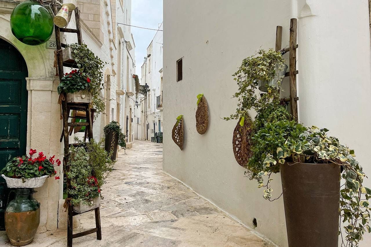 Vicolo bianco del centro storico di Locorotondo