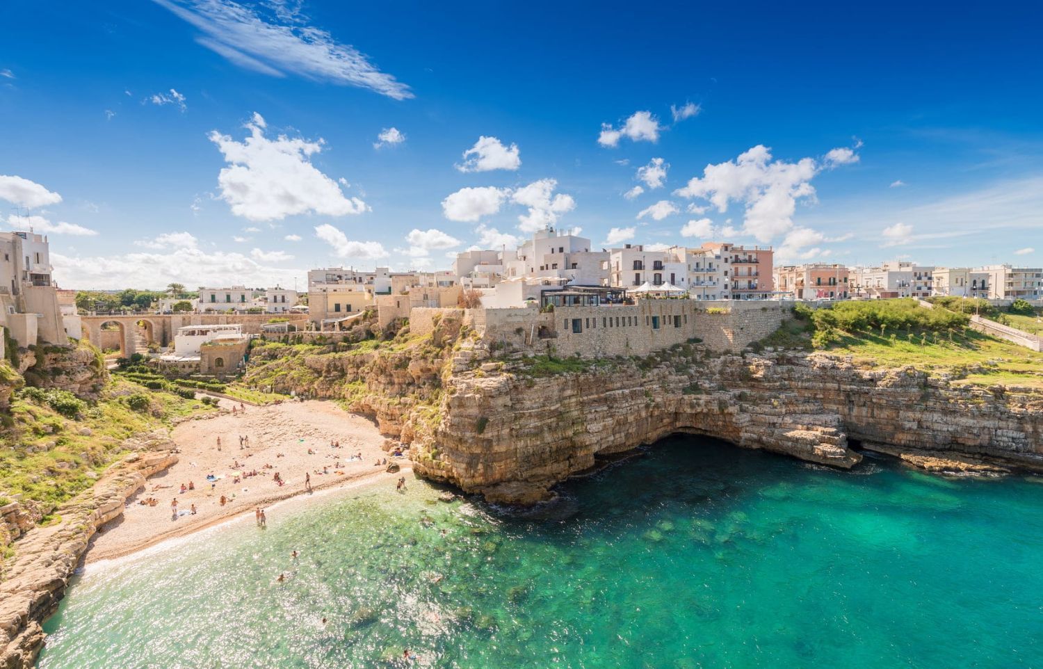 La cala di Polignano a Mare tra le falesie