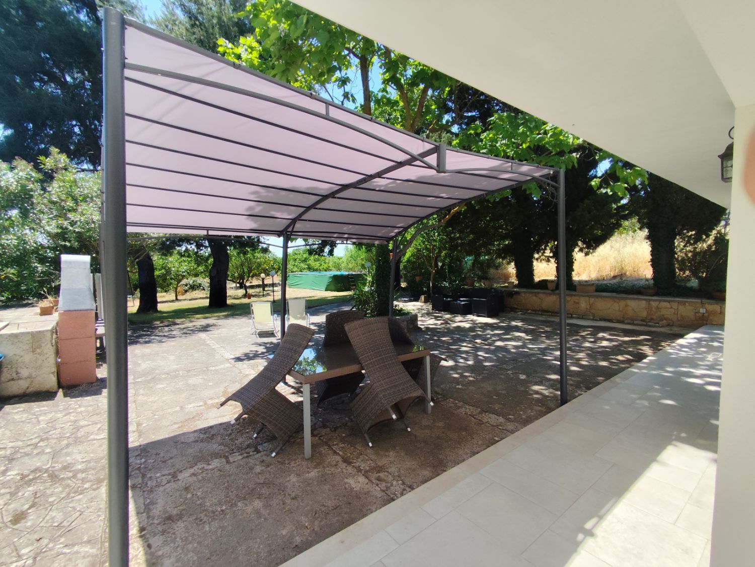 La pergola con tavolo da pranzo nel cortile