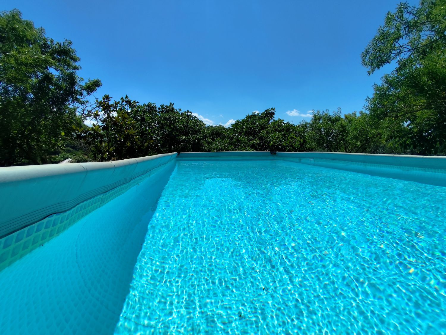 L'acqua azzurra della piscina