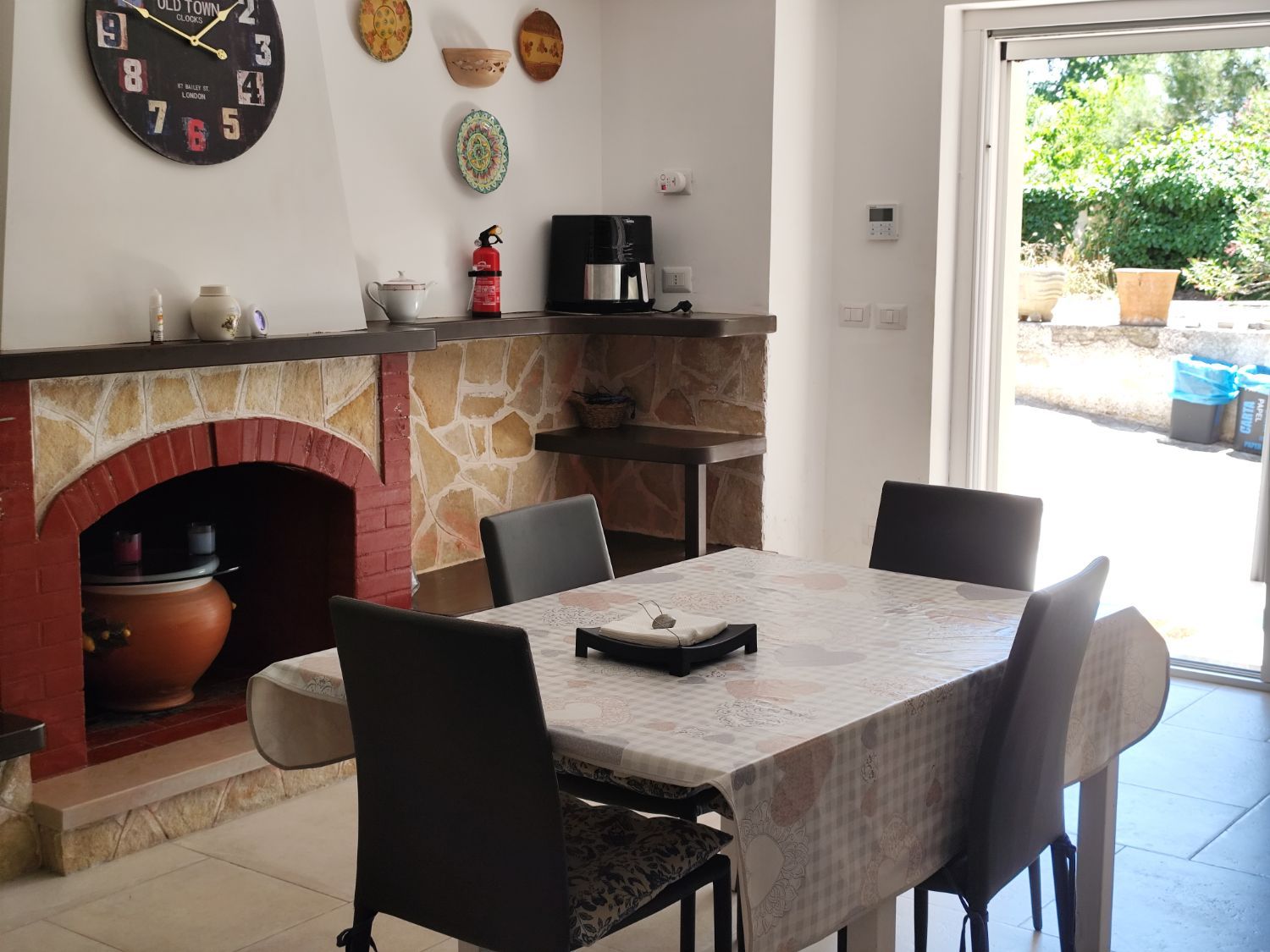 Zona pranzo con camino